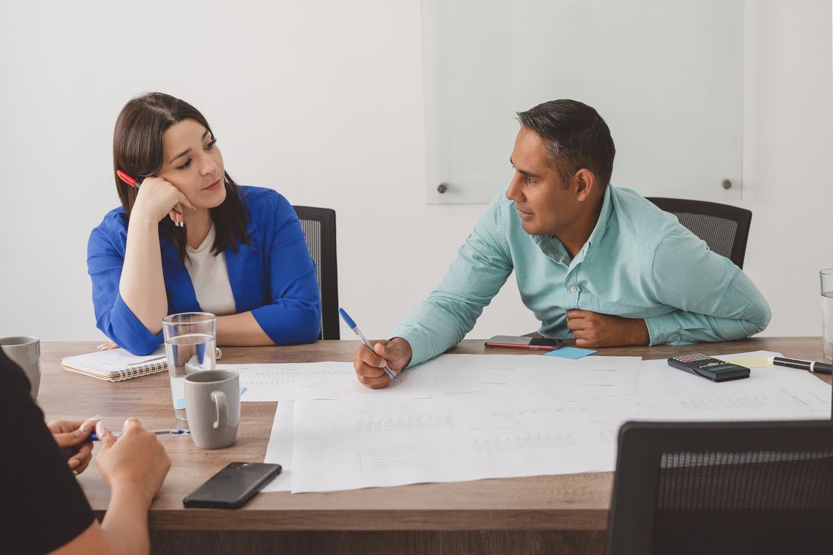 Nuestro equipo revisando las vacantes
